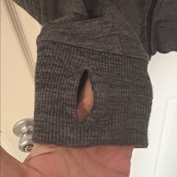 Lululemon charcoal gray zip-up size 8/10? - Picture 2 of 5